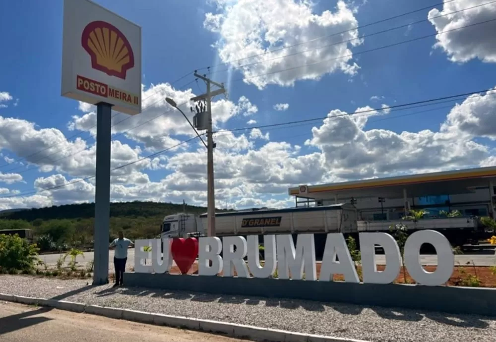 Mensagem 'Eu amo Brumado' chama a atenção em placa de posto de combustíveis