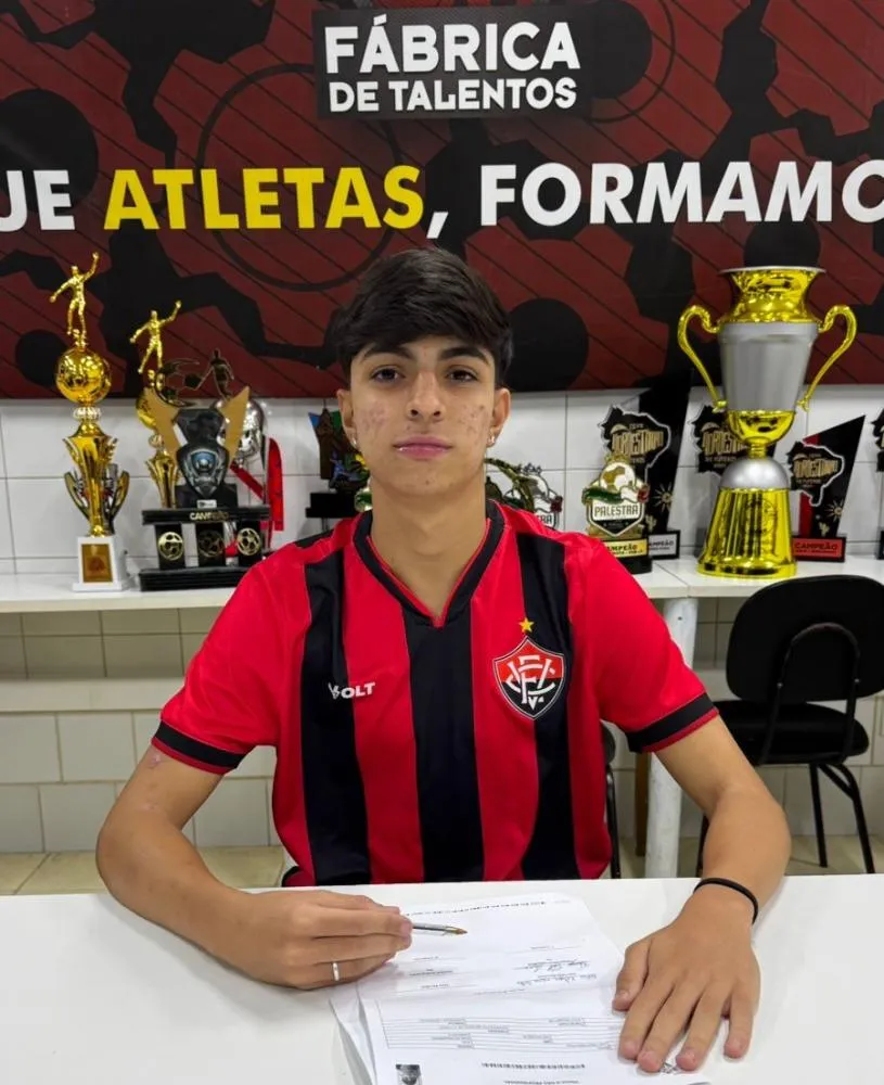 João Felipe, jovem talento de Brumado, assina com o Esporte Clube Vitória e integra a base rubro-negra