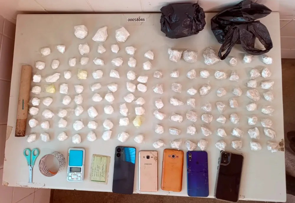 PM apreende mais de 1,8 kg de drogas durante operação em residência no bairro Lagoinha, em Guanambi