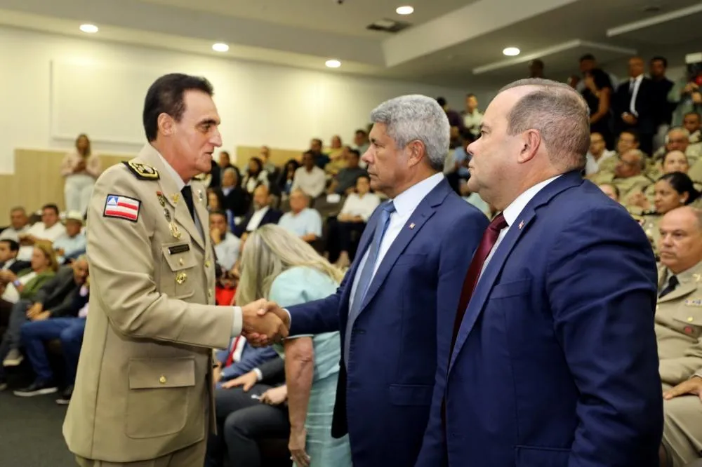 Governador sanciona leis que criam novos comandos e promove oficiais da PM