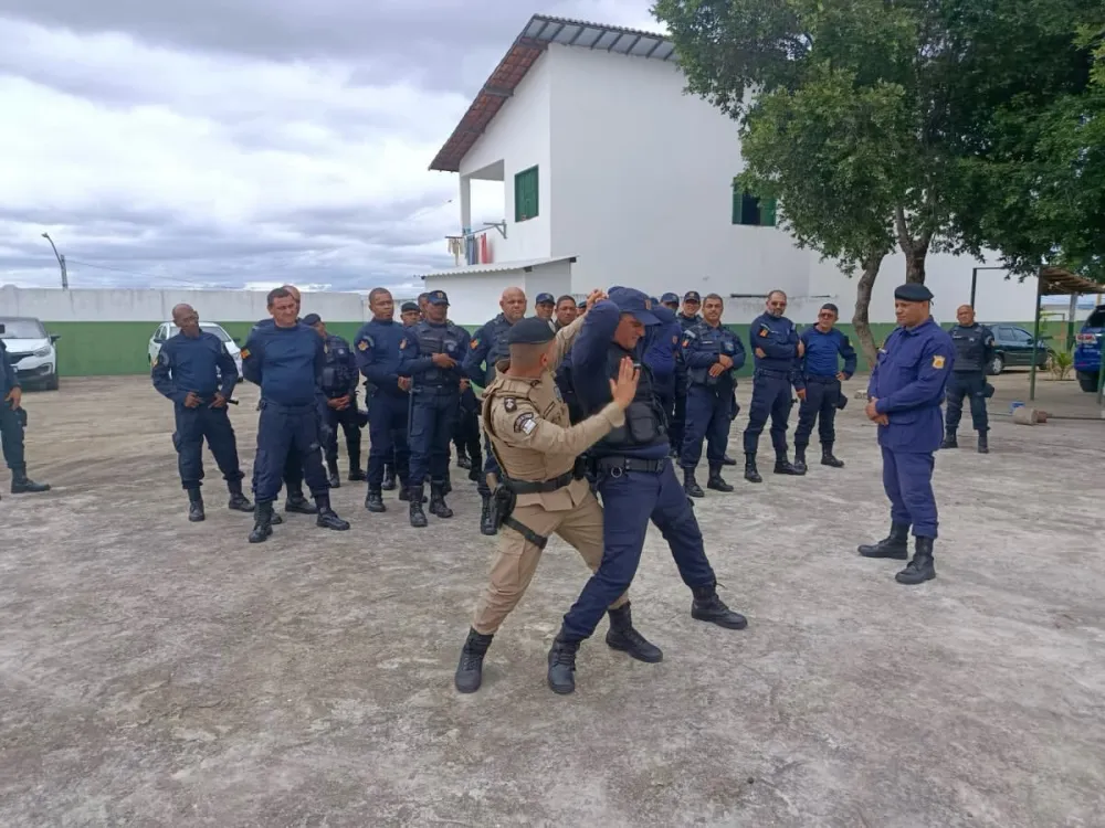 Policiais do 24º BPM capacitam Guarda Civil Municipal de Brumado em técnicas de abordagem