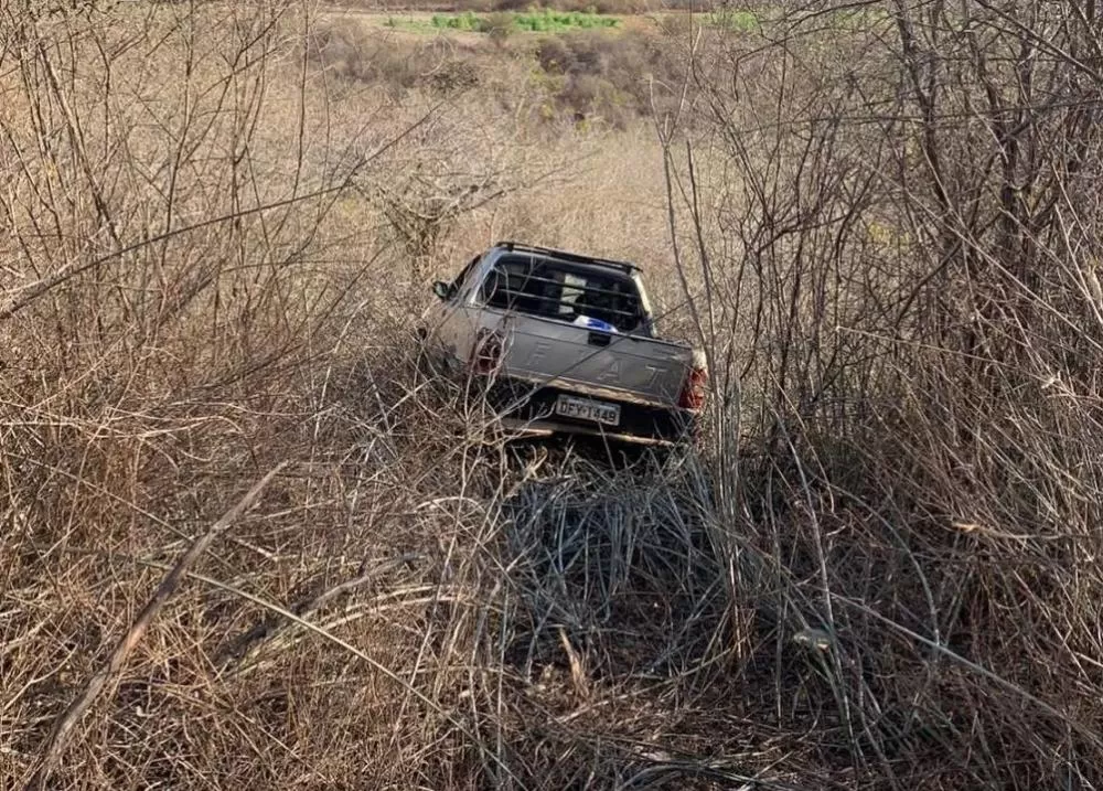 Polícia Militar recupera veículo Fiat Strada em matagal na cidade de Aracatu