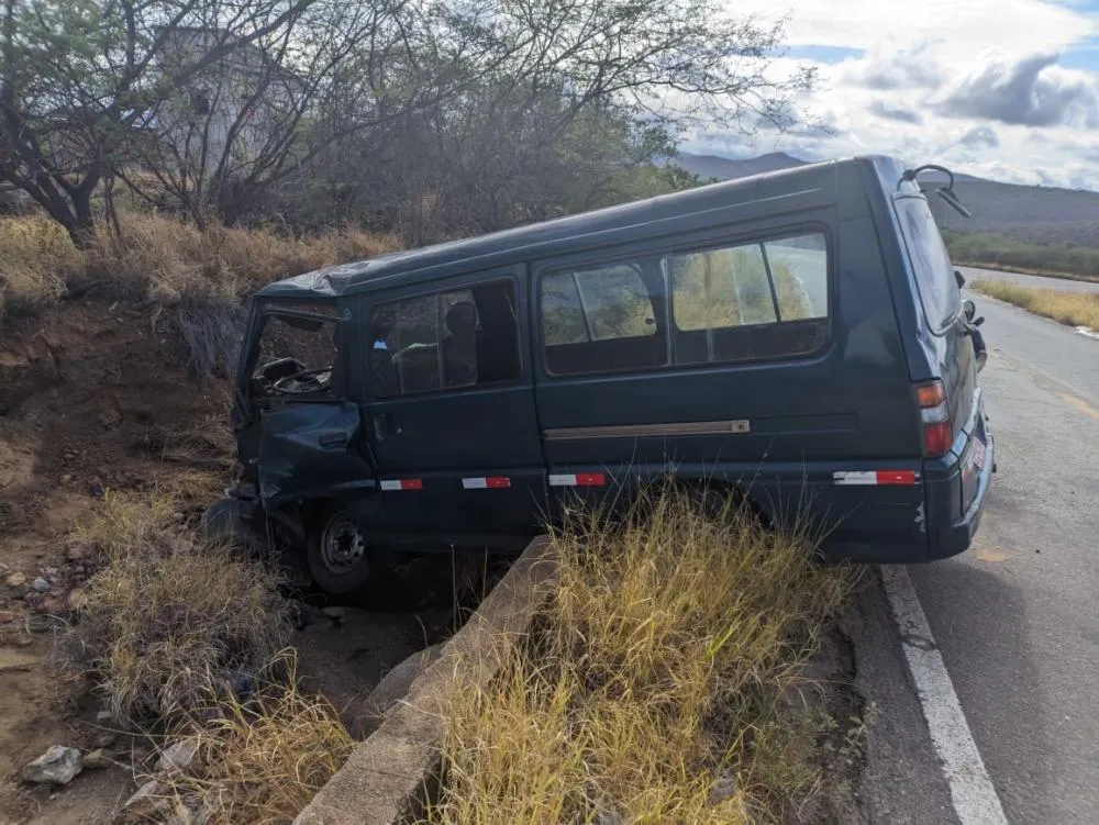 Van despenca na BA-943 entre Itaquaraí e Brumado; motorista é hospitalizado