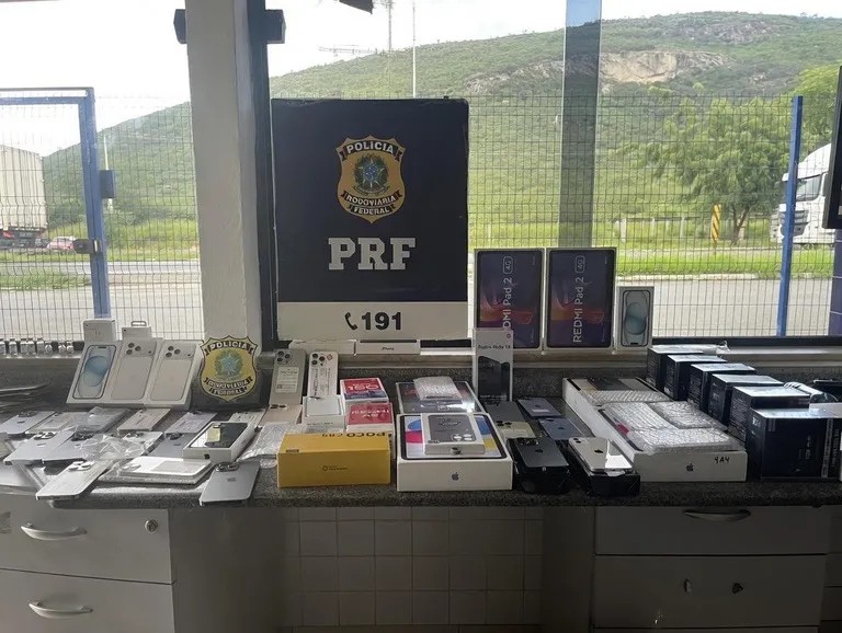 Canetas de emagrecimento ilegais e iPhones são apreendidos pela PRF em ônibus na BR-116 em Jequié