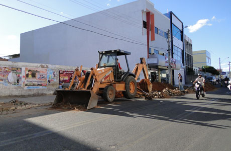 BDO: ESGOTO SENDO CONSERTADO NO CENTRO