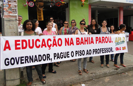 PROFESSORES DECIDEM MANTER GREVE APÓS ASSEMBLÉIA