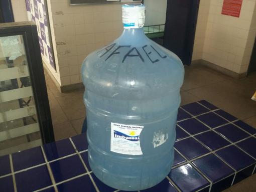 Brumado: Polícia apreende garrafão com 20 l de cachaça que seria entregue aos presos 