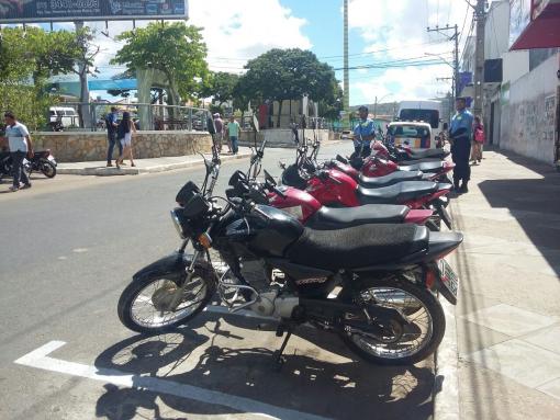 SMTT regulariza estacionamento para motos na praça Armindo Azevedo
