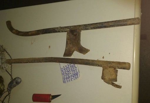 Brumado: vistoria as celas da delegacia foi realizada nesta sexta (27); celulares, faca e outros objetos foram apreendidos