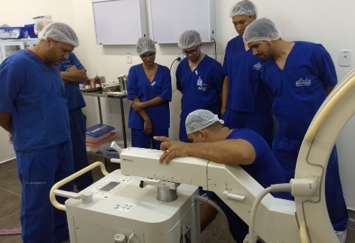 Técnicos participam de treinamento para utilização de equipamento no Hospital Municipal de Brumado 