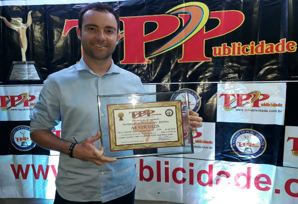 Empresário Fabrício Abrantes, da A4 Veículos, recebe prêmio de Destaque do Ano em Brumado