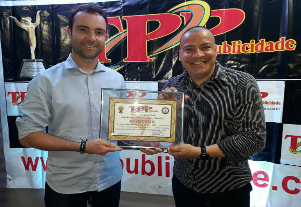 Empresário Fabrício Abrantes, da A4 Veículos, recebe prêmio de Destaque do Ano em Brumado