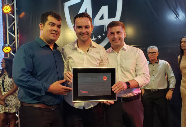 Em evento, empresário Fabrício Abrantes recebe premiação da Bradesco Financiamentos pelo desempenho da A4 Veículos