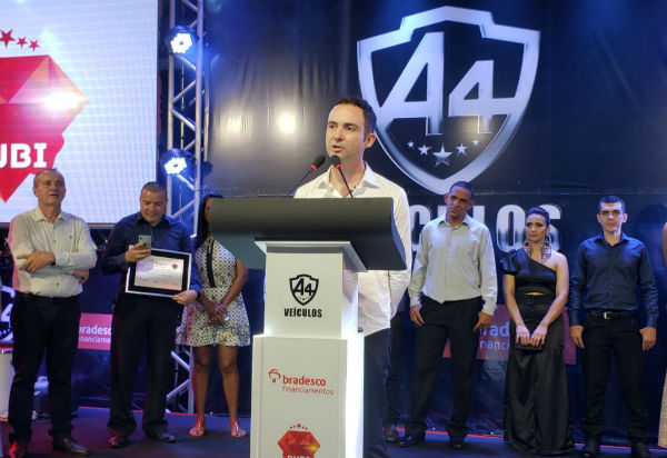 Em evento, empresário Fabrício Abrantes recebe premiação da Bradesco Financiamentos pelo desempenho da A4 Veículos