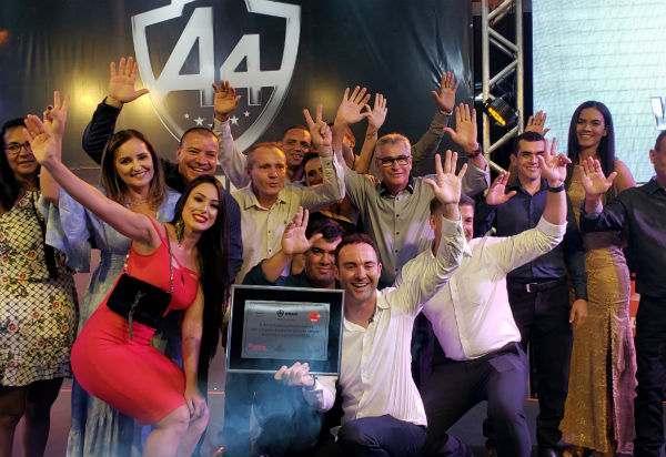 Em evento, empresário Fabrício Abrantes recebe premiação da Bradesco Financiamentos pelo desempenho da A4 Veículos