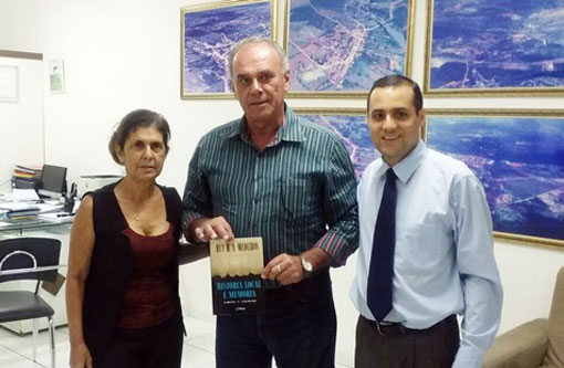 Livro Memória: Limites e Validade, do escritor Rui Medeiros, é doado à Biblioteca de Brumado