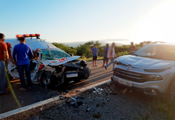 Brumado: Ambulância de Malhada de Pedras e Fiat Toro colidem frontalmente na BR-030