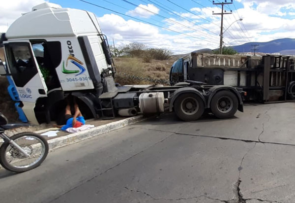Brumado: Carreta tomba na Avenida Coronel Santos