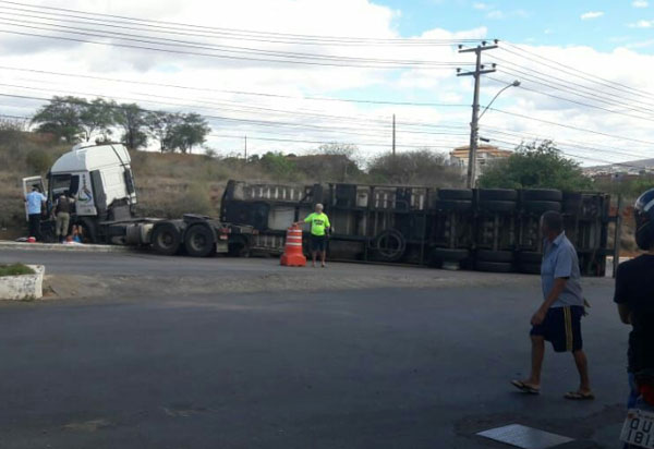 Brumado: Carreta tomba na Avenida Coronel Santos