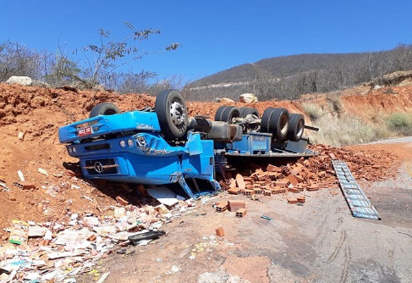 Rio de Contas: Caminhão carregado com blocos de cerâmica tombou na BA-148