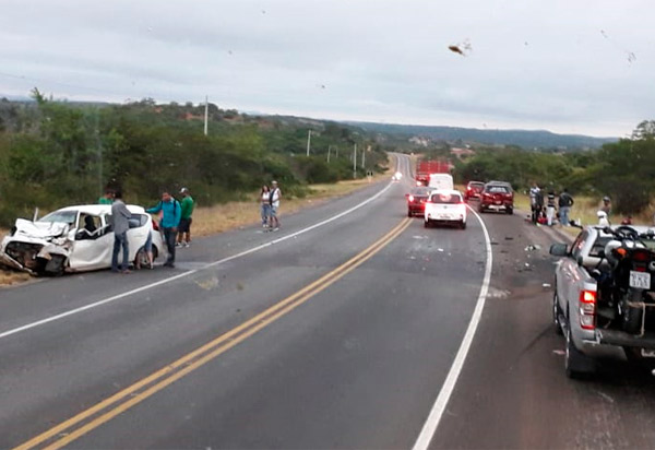 Uma pessoa morre e 14 ficaram feridas em acidente envolvendo van que transportava funcionários da UTI de Brumado 