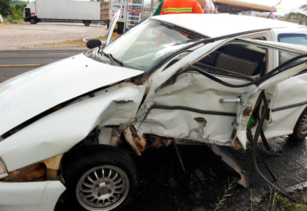 Brumado carro capota após colisão com outro veículo na BA-262, próximo ao posto da PRE