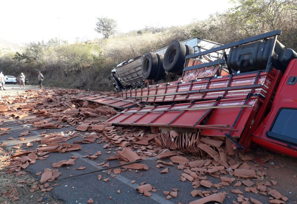 Caminhões colidem entre Botuporã a Tanque Novo; motoristas tiveram ferimentos leves 