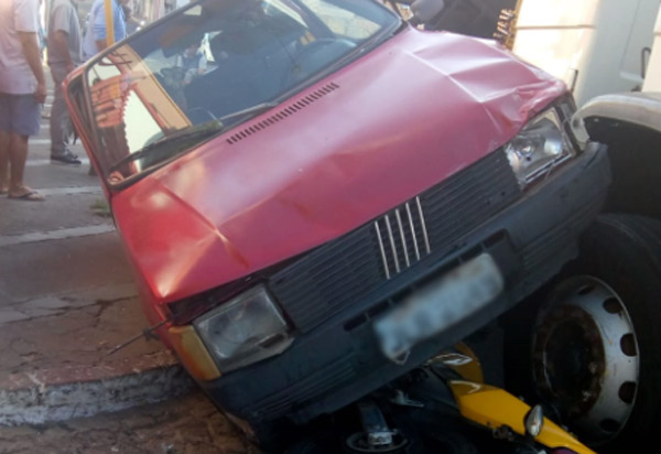 Brumado: caminhão tem falha mecânica e causa danos a veículos no centro da cidade 