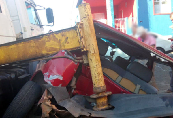 Brumado: caminhão tem falha mecânica e causa danos a veículos no centro da cidade 