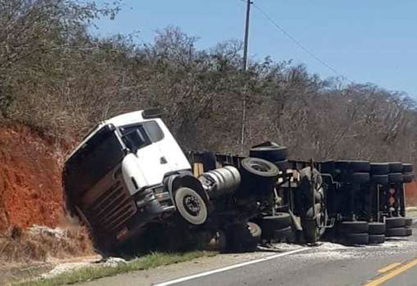 Carreta que seguia para Brumado tombou na BR-030
