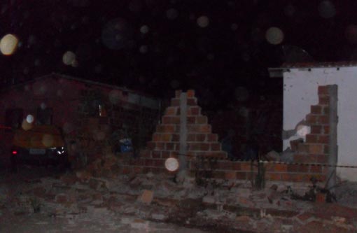 Aracatu: Casas são destruídas após detonação de explosivos que estavam armazenados em residência