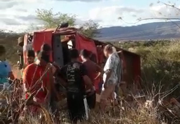 Carona de caminhão, jovem morre após veículo tombar na BA-148