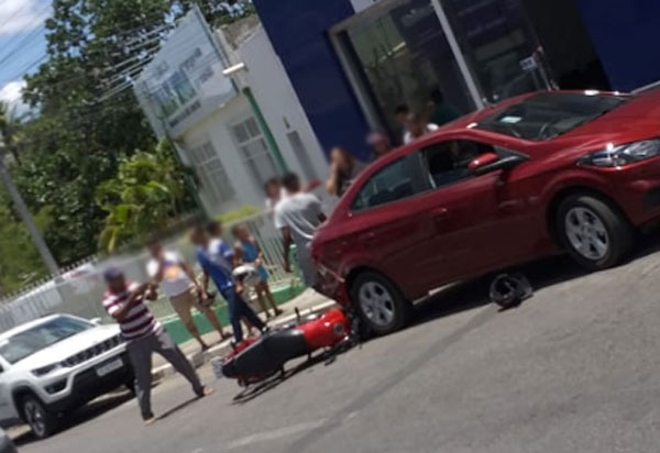 Brumado: jovem colide moto contra outra motocicleta e carro enquanto empinava veículo na Rua Euclides da Cunha