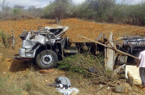 BR-030: Jovens morrem após caminhão tombar próximo a Ibitira