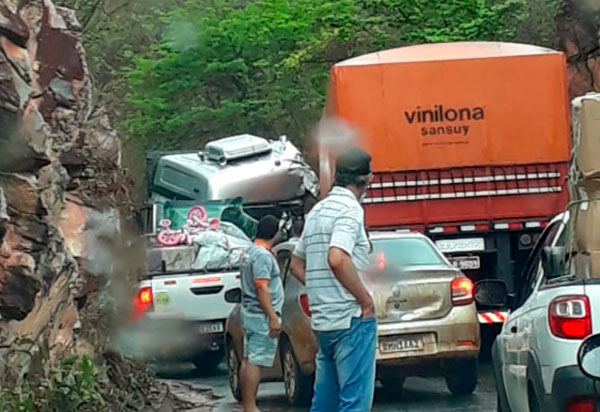 Carretas colidiram frontalmente na BR-430, entre as cidades de Igaporã e Caetité