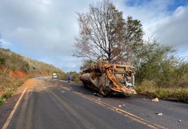 Duas pessoas ficam feridas após caminhão tombar na BA-026, em Maracás