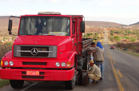Brumado: Gol colide com caminhão na BA 148