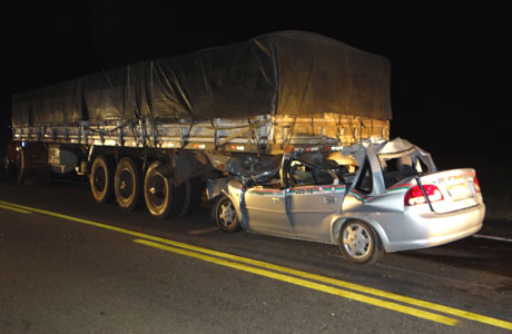 BA-262: TÁXI COLIDE COM CARRETA E MOTORISTA MORRE