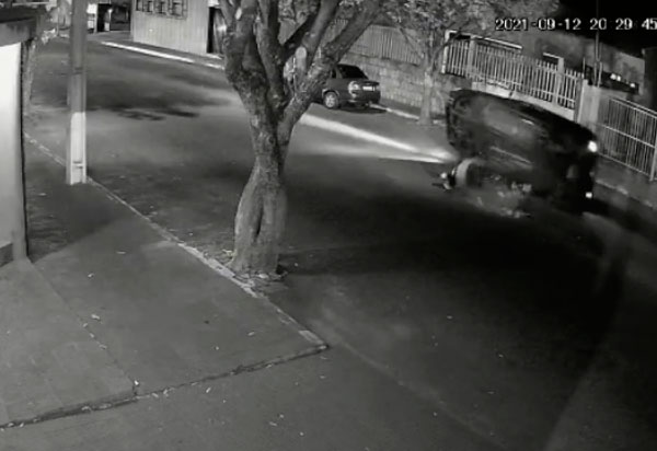 Brumado: Veículo tomba após colidir com placa no meio da rua