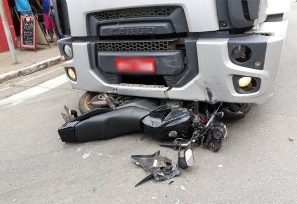 Brumado: moto vai parar debaixo de caminhão em acidente na Rua Exupério Pinheiro Canguçu