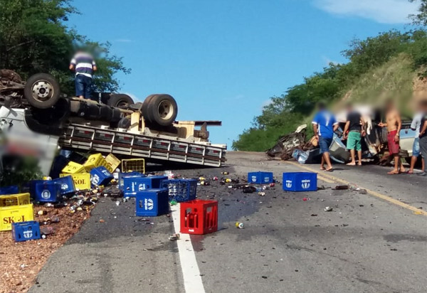 Pancadão: Caminhão e caminhonete colidiram na BR-030, três pessoas ficaram feridas