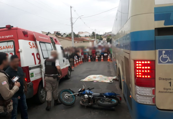 Paramirim: acidente envolvendo ônibus da Novo Horizonte e motocicleta deixa uma vítima fatal
