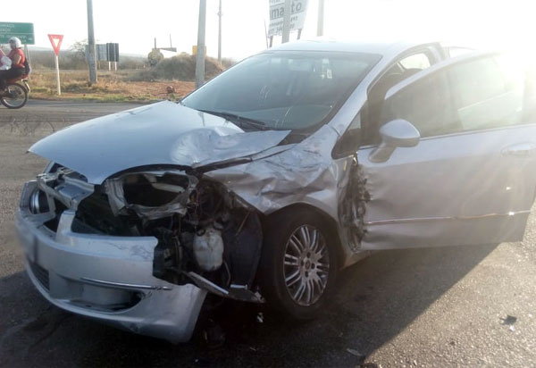 Automóvel e caminhão caçamba se envolveram em acidente na rotatória da BA-262, em Brumado