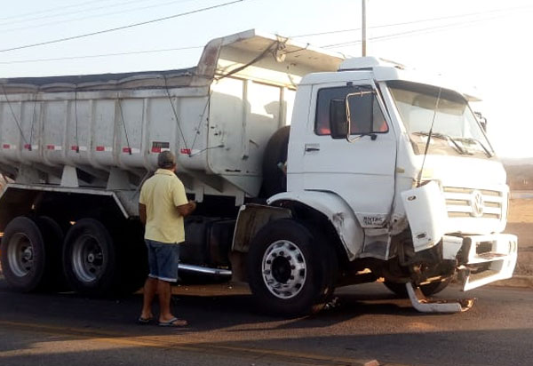 Automóvel e caminhão caçamba se envolveram em acidente na rotatória da BA-262, em Brumado