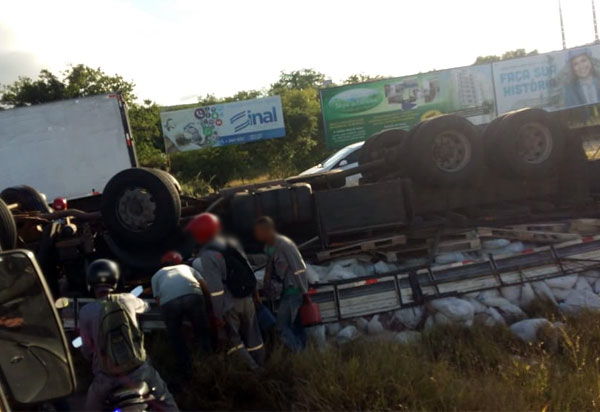 Brumado: motorista morre após caminhão tombar na rotatória da BR-030