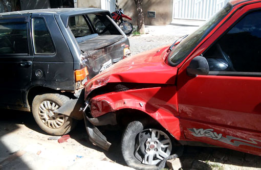 Brumado: Motorista foi desviar carro de motocicleta e atingiu dois veículos