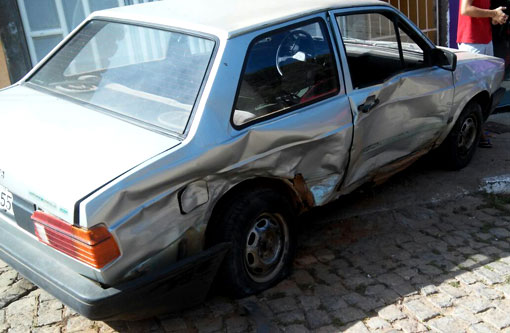 Brumado: Motorista foi desviar carro de motocicleta e atingiu dois veículos