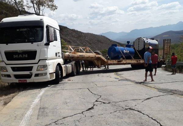 Carreta fica atravessada na pista e provoca bloqueio na BA-148 