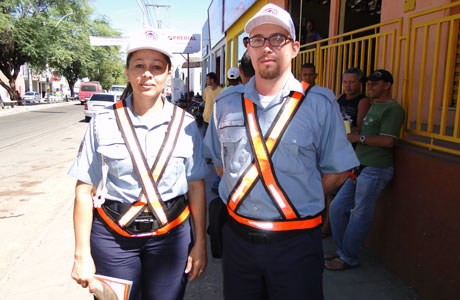 AGENTES DE TRÂNSITO NAS RUAS DE BRUMADO