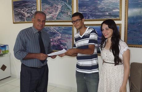 UNIVERSITÁRIOS SOLICITAM TRANSPORTE A AGUIBERTO